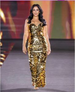 إطلالة منى زكي المبهرة في عرض أزياء “لوريال” بأسبوع الموضة بباريس