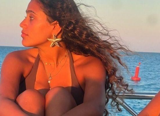 بالفيديو: جنا عمرو دياب تسوق لأغنيتها الجديدة بحركات لا أخلاقية !