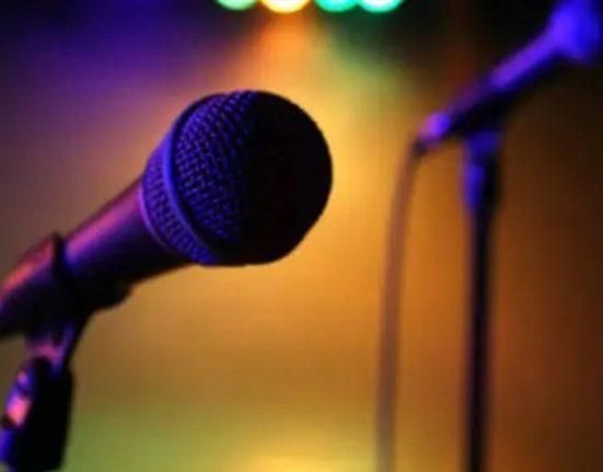 بالفيديو: حادثة مؤسفة جدّاً… فنانة تسقط عن المسرح ما الذي أصابها؟