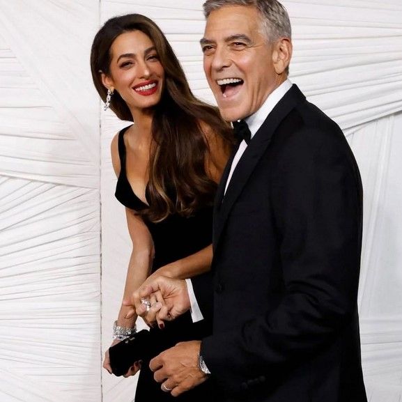 بالصور: أنيقة جدا ومُبتسمة.. زوجة جورج كلوني اللبنانية الأصل تتألق في نيويورك وتتعرّض للانتقادات