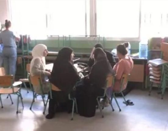 بالفيديو: كتب اسمه على المُساعدات.. فنان لبناني يدعو لمساندة النازحين ويتعرّض للهجوم