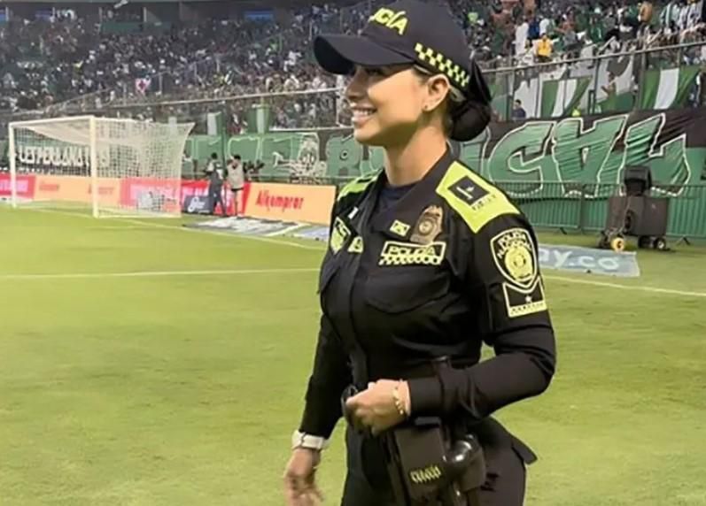 بالصور: في مباراة كرة قدم.. شرطية “حسناء” تخطف الأنظار تعرفوا إليها