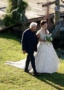 تُقدّر ثروتها بـ30 مليون دولار… نجمة أميركية تتزوج مرشد سياحي في حفل بسيط (صور)