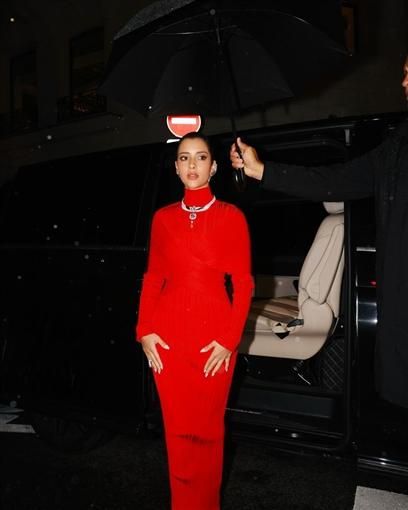 بالصور: بعقد ماسي وفستان ثمين جدًا.. فنانة تظهر بإطلالة مُكلفة جدًا