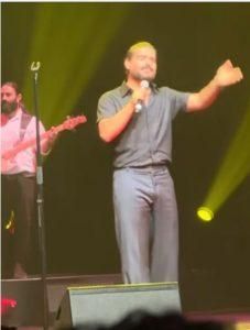 ناصيف زيتون يُضحك الجمهور بردة فعله بعد موقف طريف على المسرح