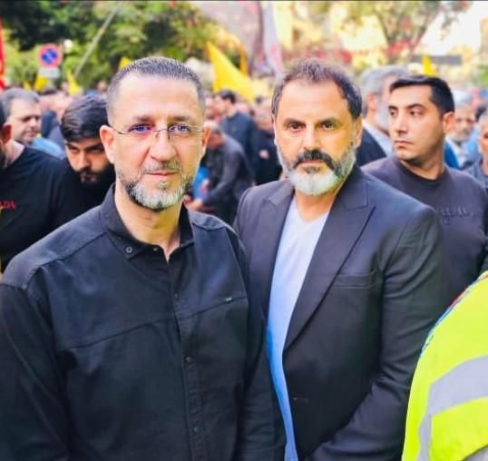 بالصورة: ممثل لبناني شهير يُشارك في مراسم تشييع أحد قادة “الحزب”