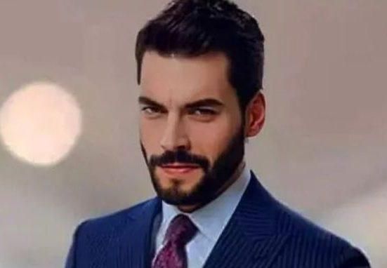 أكين أكينوزو يثير ضجة بانفصاله عن حبيبته