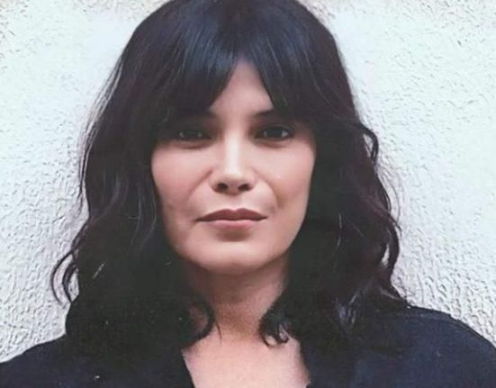 ندى أبو فرحات تعانق العلم اللبناني: “إنه ليس الحزن وليس الاستسلام…” (صورة)