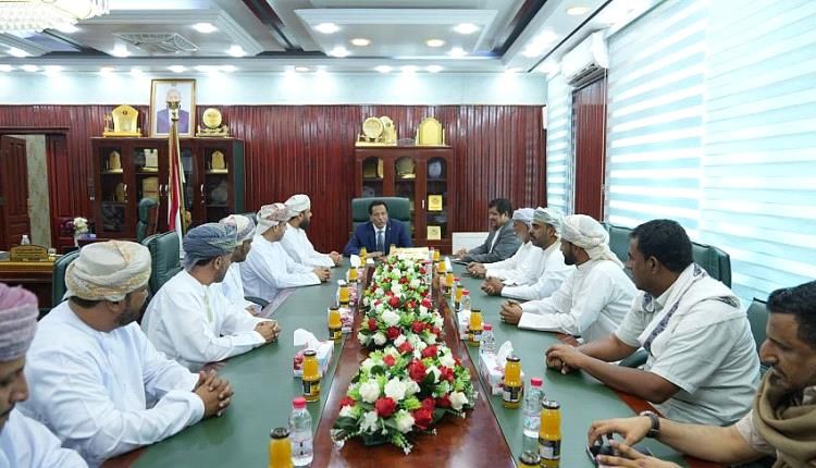 المهرة.. لقاء يبحث مع وفد عماني تعزيز العلاقات التجارية
