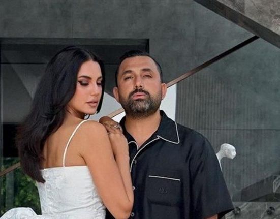 بالفيديو: بأجواء رومانسية.. فنانة عربية شهيرة تحتفل بعيد ميلاد زوجها