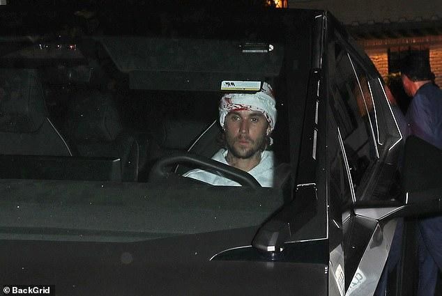 بالصور: كان قد دعم إسرائيل.. نجم عالمي يتجول بسيارته بالكوفية