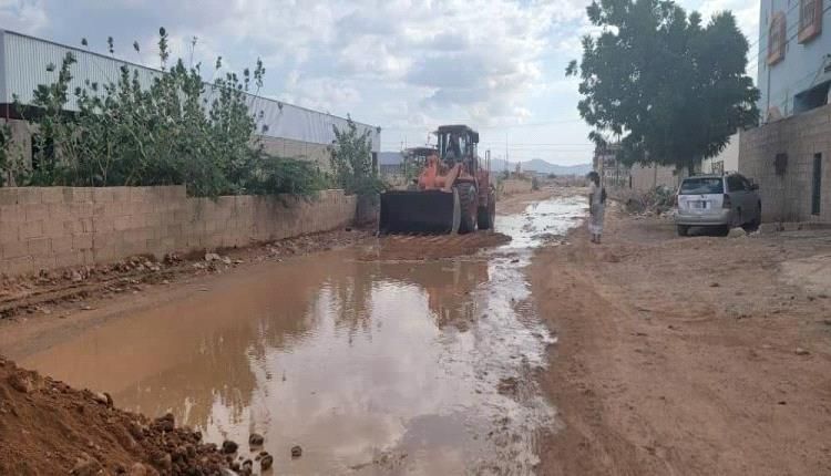 جهود لصيانة وتأهيل شوارع مدينة عتق المتضررة من الأمطار