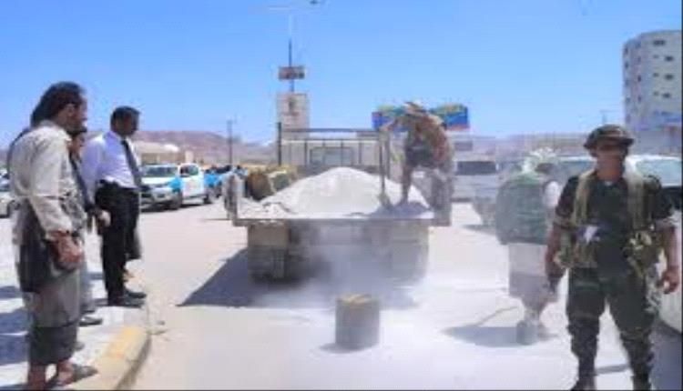 صيانة طرق عتق المتضررة من الأمطار الغزيرة