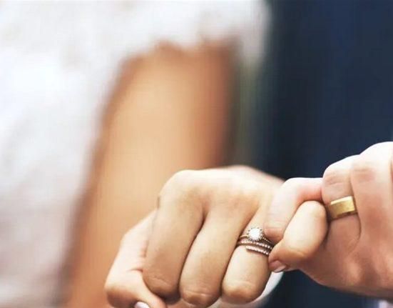 بالفيديو: “أنا وياها من بطن واحد واشتريت لها بيت”.. فنانة شهيرة تكشف مُنهارة ان أختها تزوجت من طليقها!