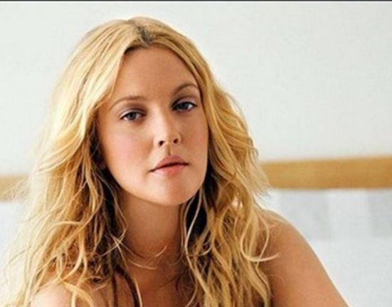 أطلت برداء المرضى.. نجمة عالمية تخضع لفحص سرطان الثدي أمام الكاميرات لنشر الوعي (فيديو)