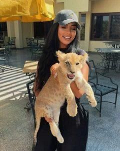 كارولين عزمي تثير الجدل بظهورها مع أسد!