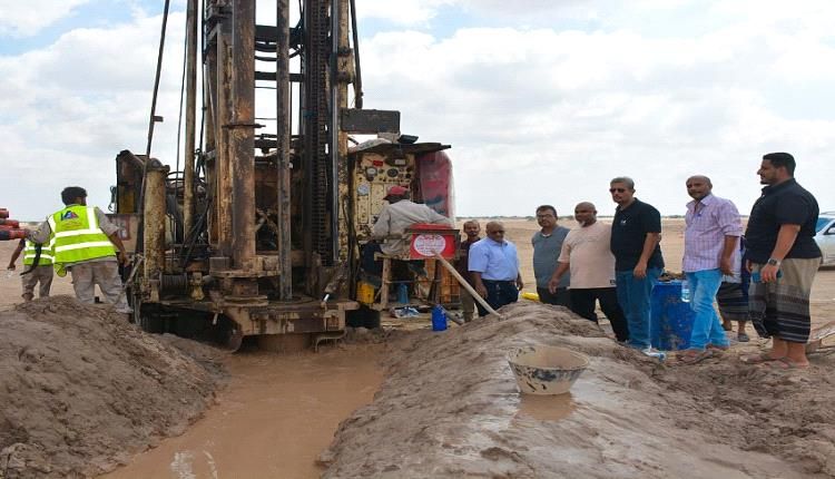 الاطلاع على سير عمل مشاريع حفر آبار المياه في حقل بئر أحمد بعدن