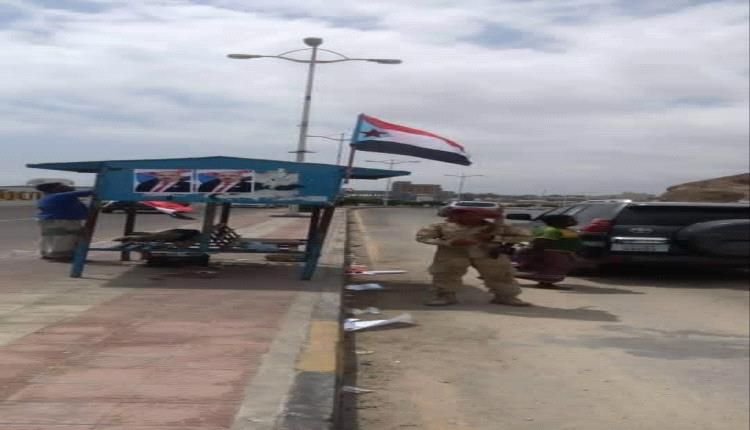 النقاط الأمنية والمؤسسات الحكومية بالمكلا ترفع علم الجنوب