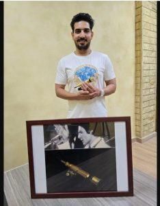 ميكروفون العندليب “الذهبي” يشعل أزمة بمصر.. ما علاقة مطرب صاعد؟