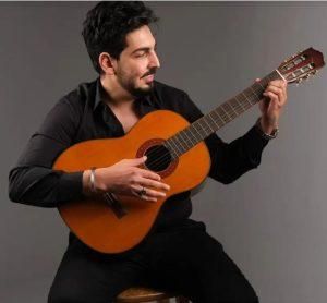 ميكروفون العندليب “الذهبي” يشعل أزمة بمصر.. ما علاقة مطرب صاعد؟