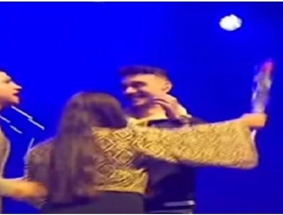 حملت وردة حمراء بيدها… بالفيديو طفلة تقتحم المسرح وتُعانق الشامي وهي تبكي
