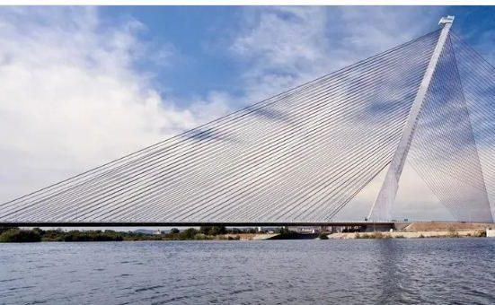 أراد إنشاء محتوى مثير لمواقع التواصل.. فسقط من أعلى جسر وتوفي