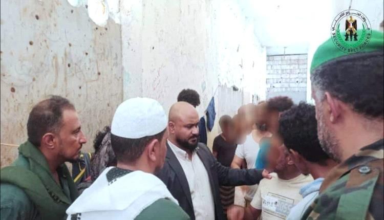 وكيل نيابة الأمن والبحث يطلع على مقرات الاحتجاز في الحزام الأمني ويدعو إلى عرض محاضر الموقوفين