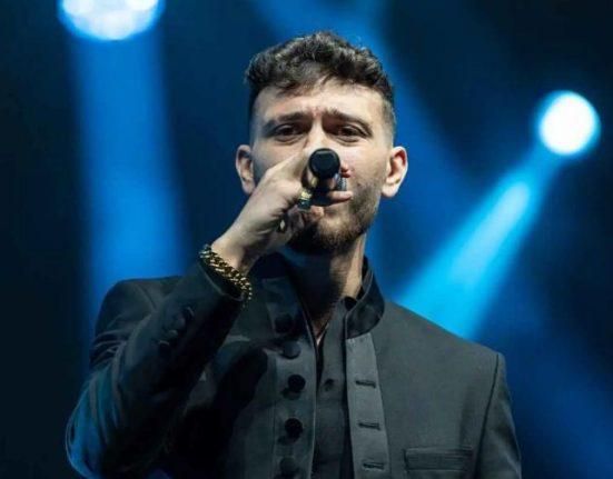 معجبة تخاطر بحياتها وتقتحم حفل الشامي في السويد