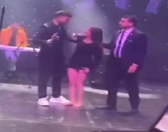 بالفيديو: “تحوّلت إلى باتمان” وقفزت على المسرح.. شاهدوا بالفيديو ما حصل بين فنان سوريّ ومُعجبة