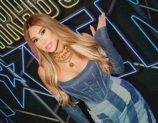 بالصور: بالشعر الأشقر وبفستان ضيق.. نجوى كرم تتعرّض للهجوم بسبب “آرابز غات تالنت”: احترمي الوضع