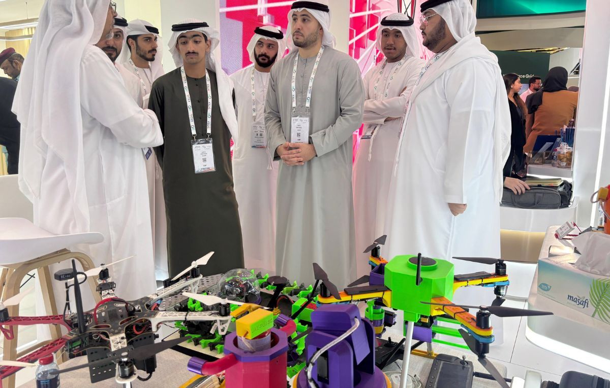 “الطائرة المُسيرة لنثر البذور” و “الذراع الآلي” من أحدث ابتكارات نادي الفجيرة العلمي  - موقع الخليج الان