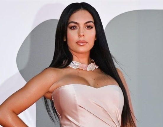 بفستان ضيق.. حبيبة رونالدو تستعرض إطلالتها في أسبوع الموضة في الرياض