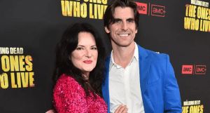 زوجة كوبر بارنز تقاضي جارتهما بتهمة إغواء زوجها ومحاولة سرقته منها