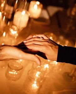 انحنى على ركبتيه وطلب يدها بطريقة رومانسية.. نجم كرة قدم يعلن ارتباطه بشريكته الحسناء (صور)