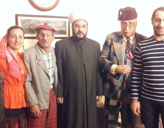 زوجته أُصيبت.. عضو فرقة “أبو سليم الطبل” يتحدث عن اللحظات الصعبة التي عاشها بعد غارة الجناح (فيديو)