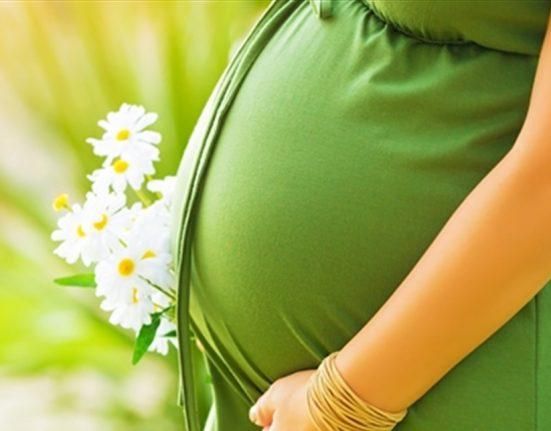 على الهواء مباشرةً.. فنانة عربية حامل بتوأم تكشف عن جنس طفليها (فيديو)