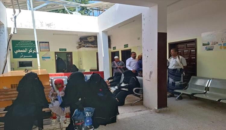 بحث سبل تحسين الخدمات الصحية في المركز الصحي بمديرية سرار يافع