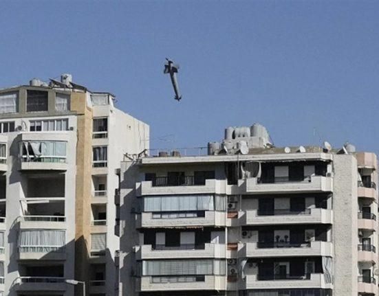 الصاروخ سقط أمامها مباشرة على الهواء.. إعلامية لبنانية توّثق غارة الغبيري وتصرخ “يا رب” (فيديو)