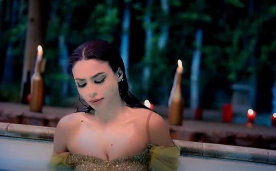 من داخل حوض السباحة.. فنانة لبنانية تروّج لأغنيتها الجديدة وتتعرّض للانتقادات (فيديو)