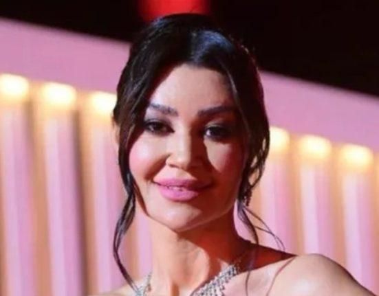 “دا خطيبي ودا ابنو”.. فنانة شهيرة تُعلن ارتباطها على السجادة الحمراء وتتألق بفستان جريء (فيديو)