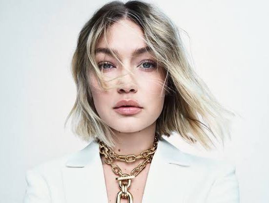 بالفيديو – والد جيجي حديد يتحدث للمرة الأولى عن زواجها من برادلي كوبر