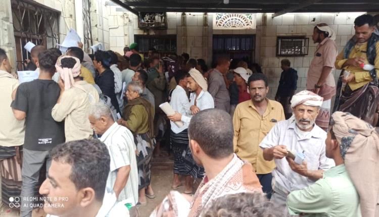 بالصور.. اكتظاظ المواطنين أمام الأحوال المدنية بلحج طلبا للبطاقة الجديدة