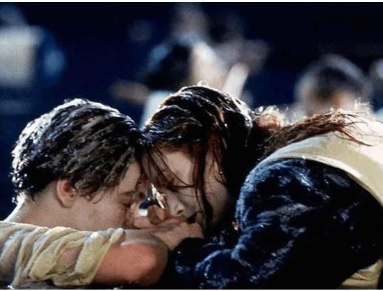 بطلة فيلم الـ”تيتانك” تشرح مشهد فيلم الغرق الشهير.. ومفاجأة تكشفها لأوّل مرة