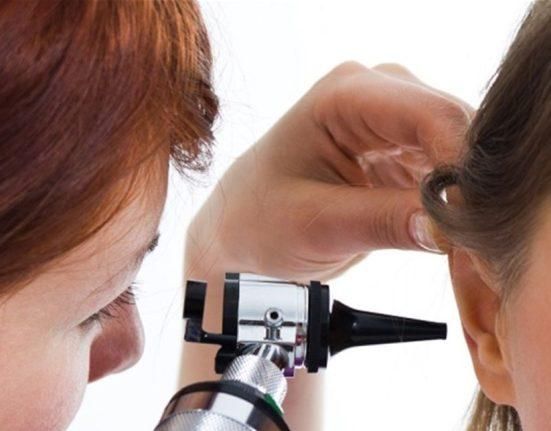 “كادت تقطع أذنها”.. نجمة تفقد حاسة السمع وتكشف تفاصيل ما جرى!