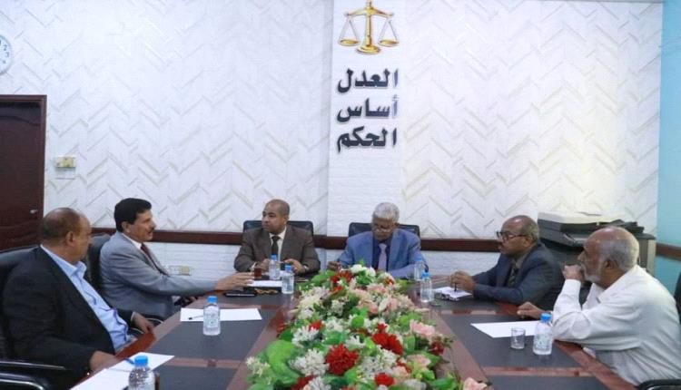 لجنة التحقيق تبحث مع السلطة القضائية بساحل حضرموت اوضاع حقوق الانسان