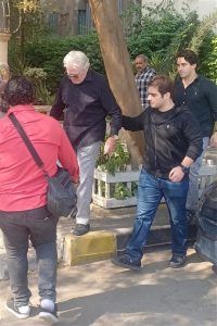 بحزن كبير وتأثر.. حسين فهمي يودع شقيقه مصطفى (صور)