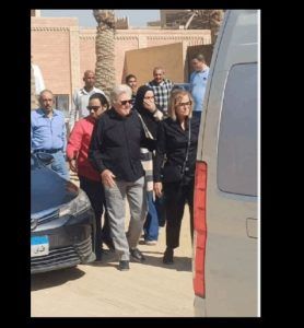 بحزن كبير وتأثر.. حسين فهمي يودع شقيقه مصطفى (صور)