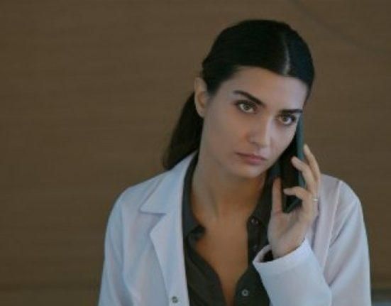 بالفيديو: بلقطات عفوية.. شاهدوا الممثلة التركية الشهيرة المعروفة بـ”لميس” مع ابنتيها التوأم