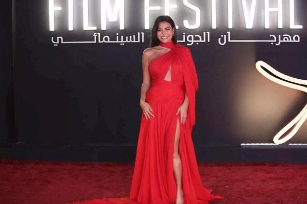 بالصور: من توقيع مصمم لبناني.. فنانة شهيرة بإطلالة جريئة في ختام مهرجان الجونة