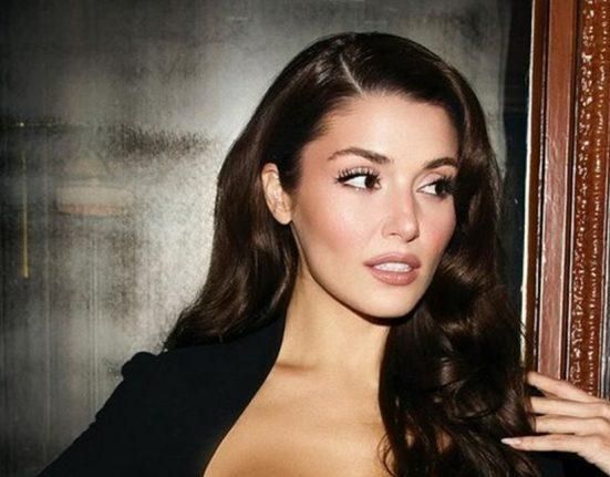 بالصور: قامت بحركة بذيئة.. النجمة التركية الشهيرة تستمتع بوقتها في نيويورك برفقة حبيبها الملياردير